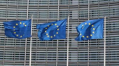 أعلام الاتحاد الأوروبي ترفرف خارج مقر المفوضية الأوروبية في بروكسل
